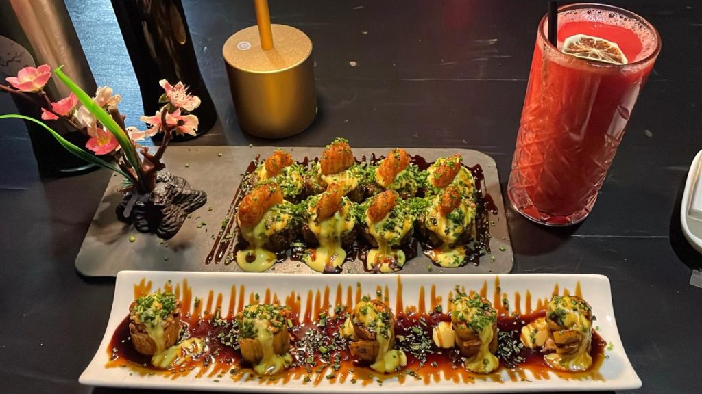 Plato de entrada: Tempurizado de Plátano y sushi Sensación Camarón acompañado de un Jugo de Frutilla, Fotografía de Martina Sandoval.