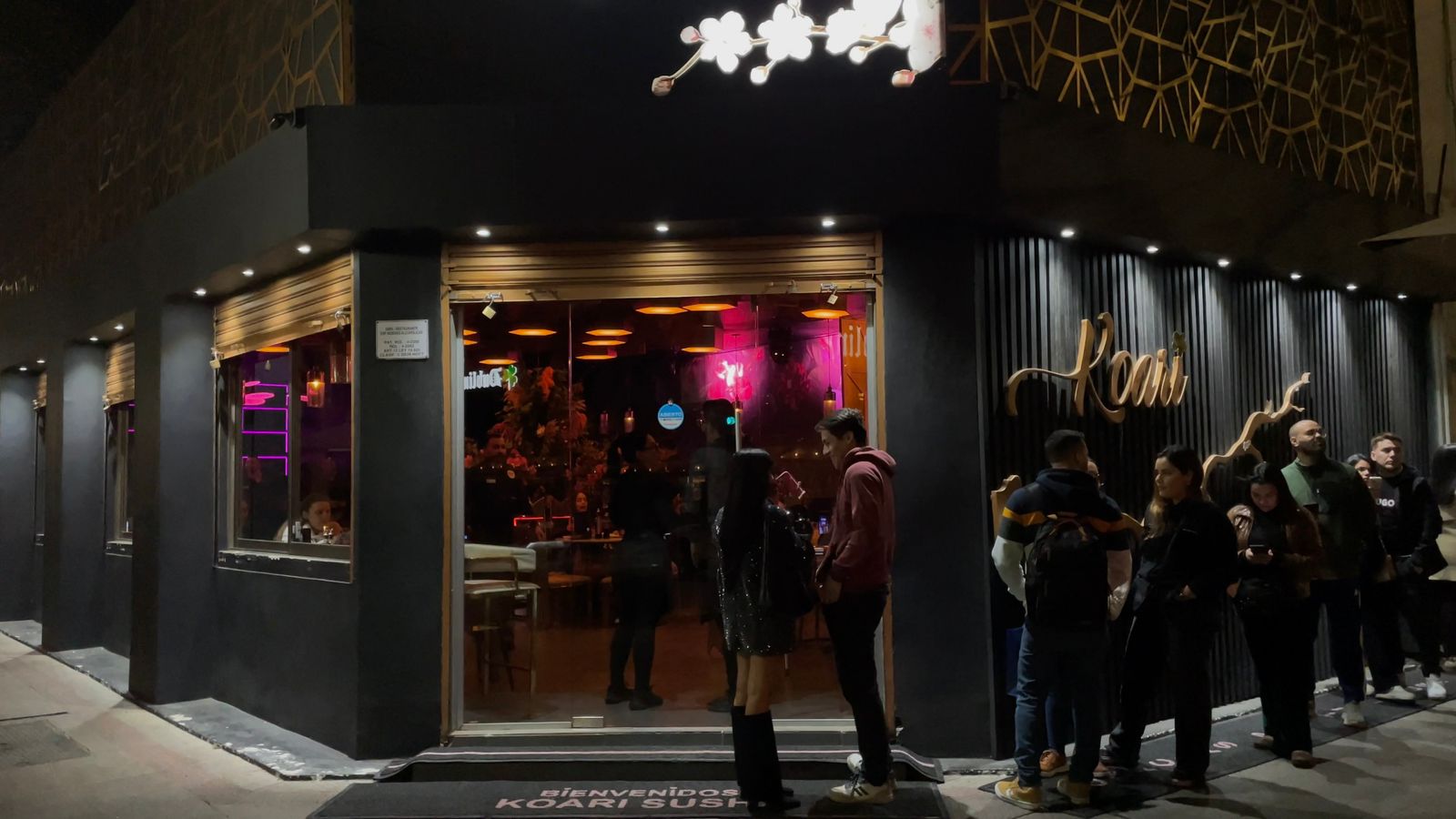 Fotografía del Local Koari Sushi desde afuera, créditos a Martina Sandoval