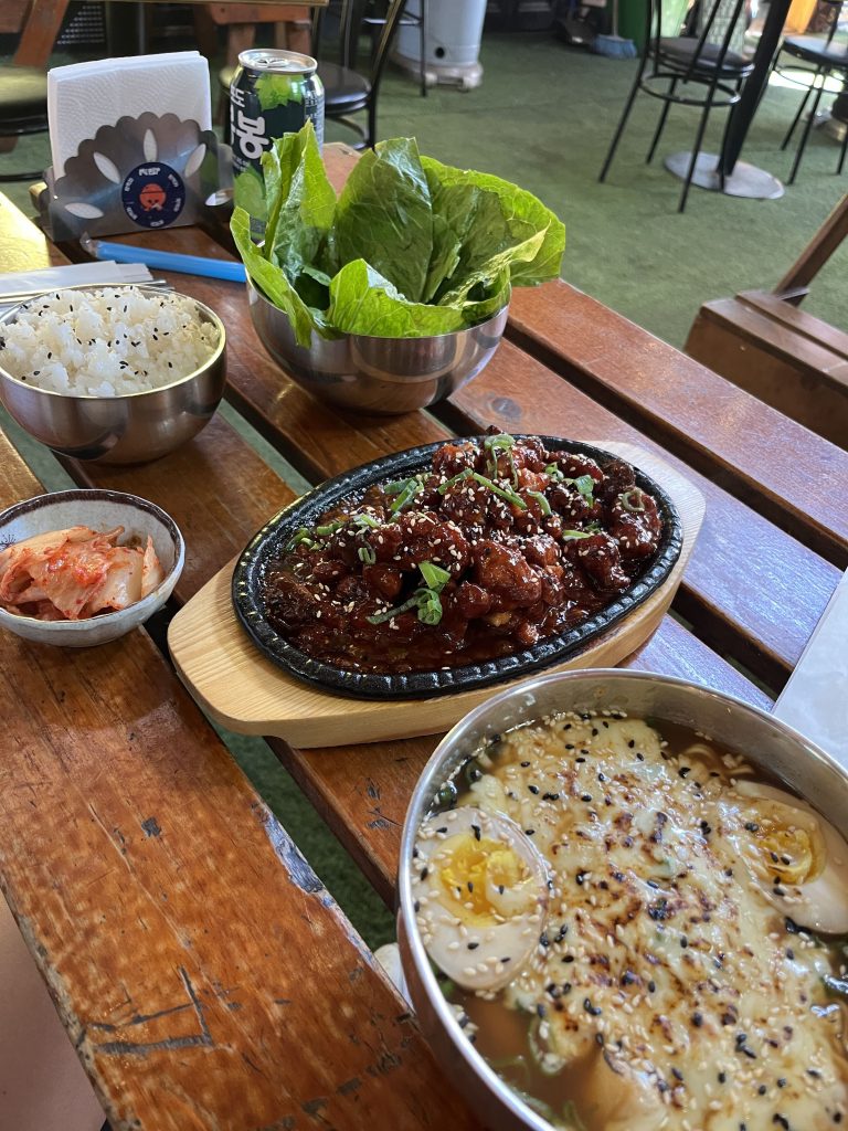 Comida del local: bulgogi y tteokbokki. Además, de kimchi y un jugo coreano.