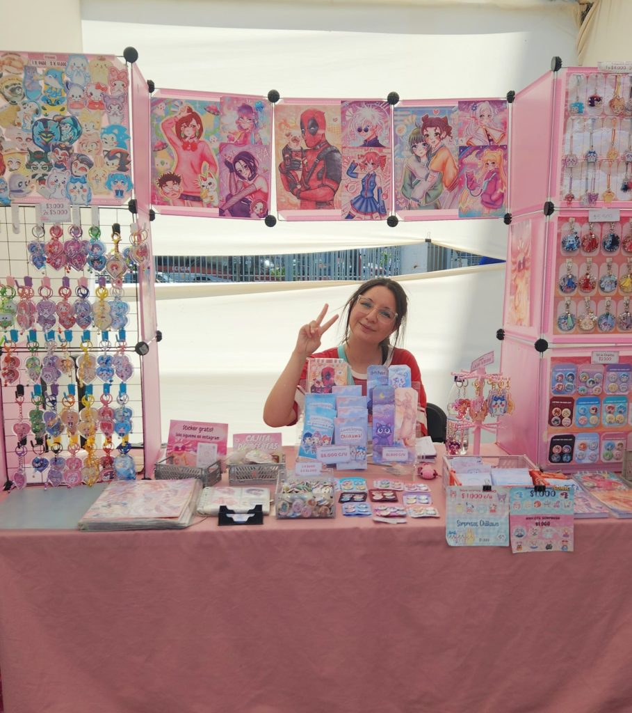 En esta foto se ve a la ilustradora Javiera Araneda con su puesto en la feria Geek. 