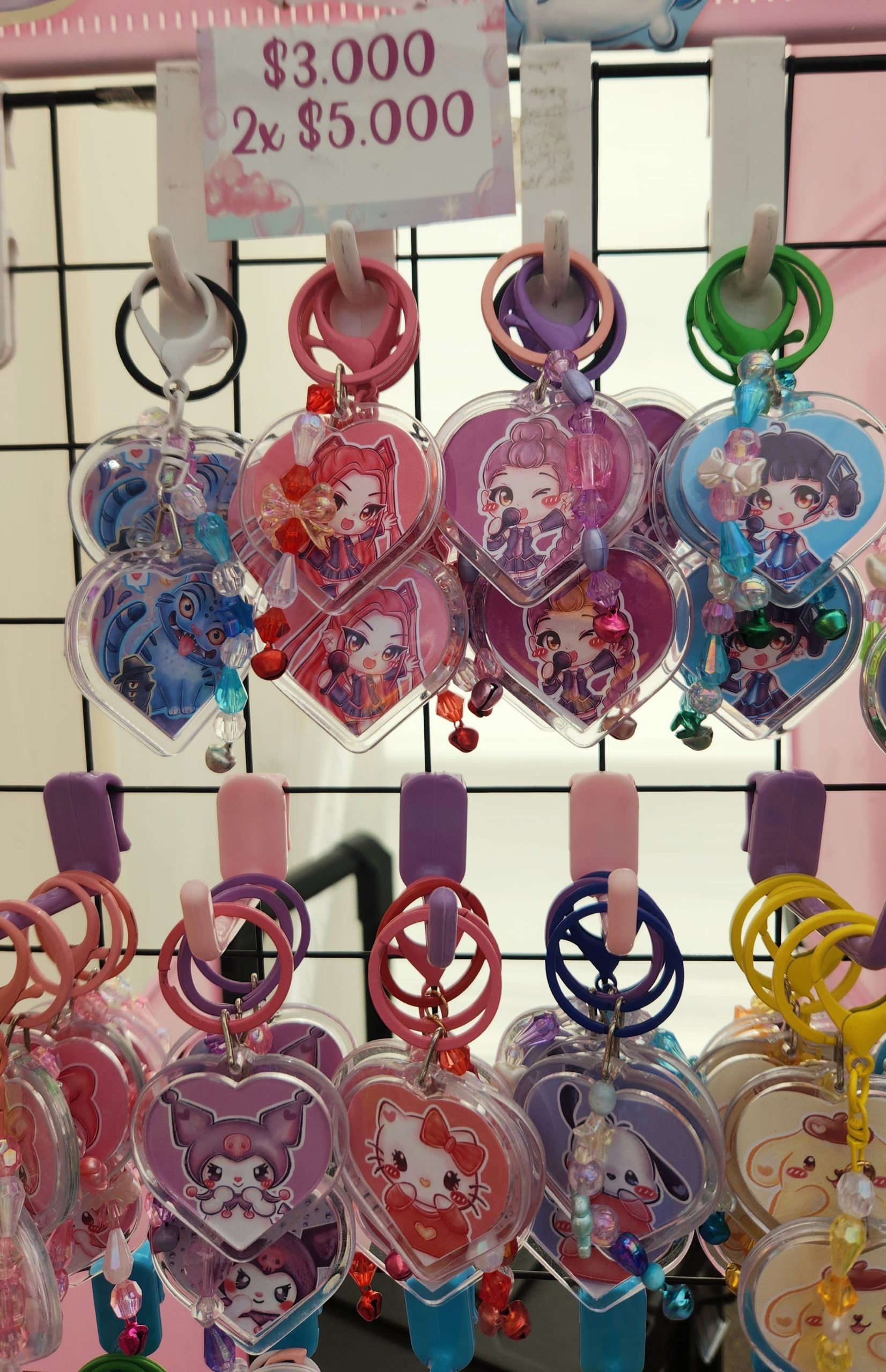 En esta foto se ven llaveros por la ilustradora Javiera. 