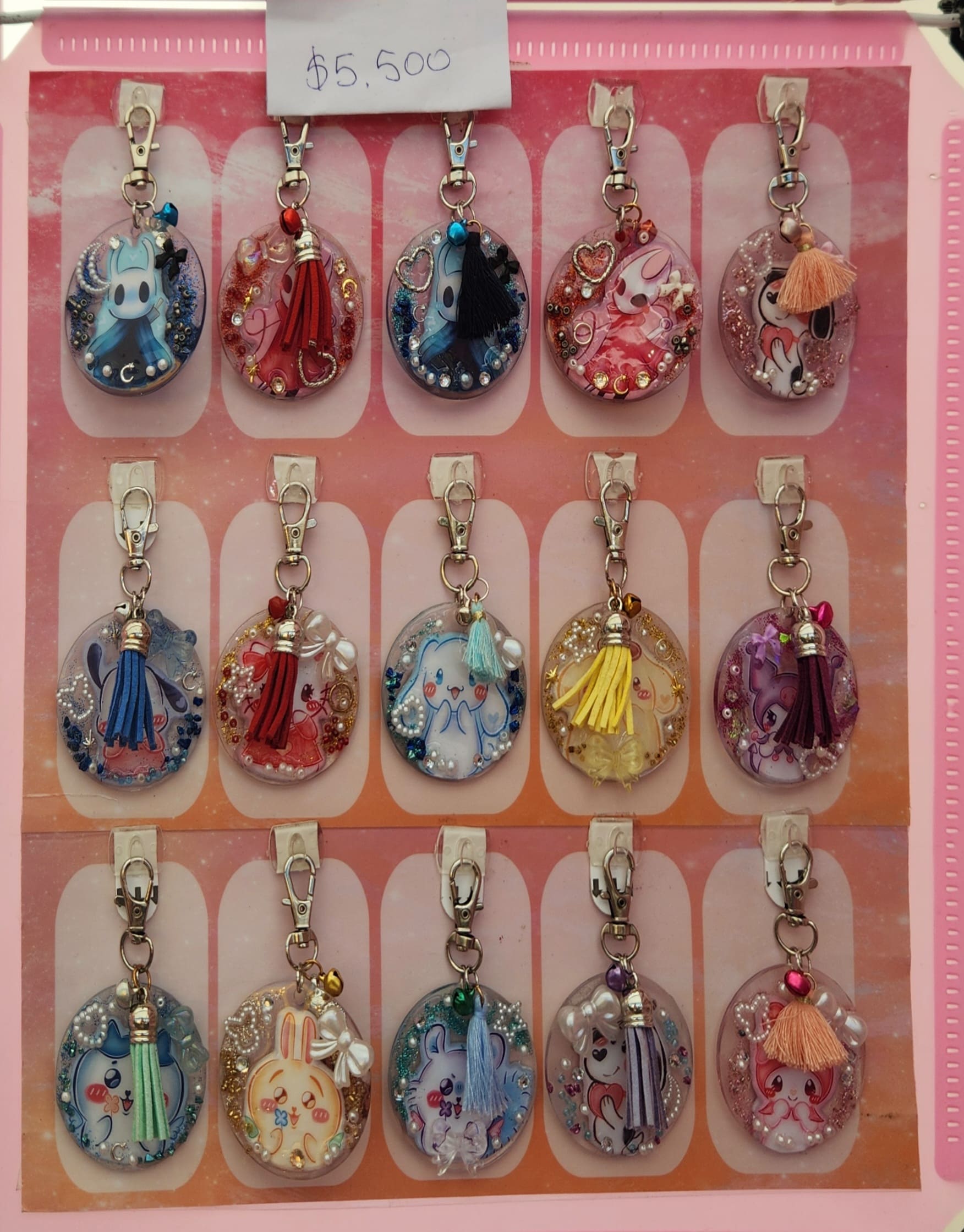 En esta foto se ven llaveros por la ilustradora Javiera. 