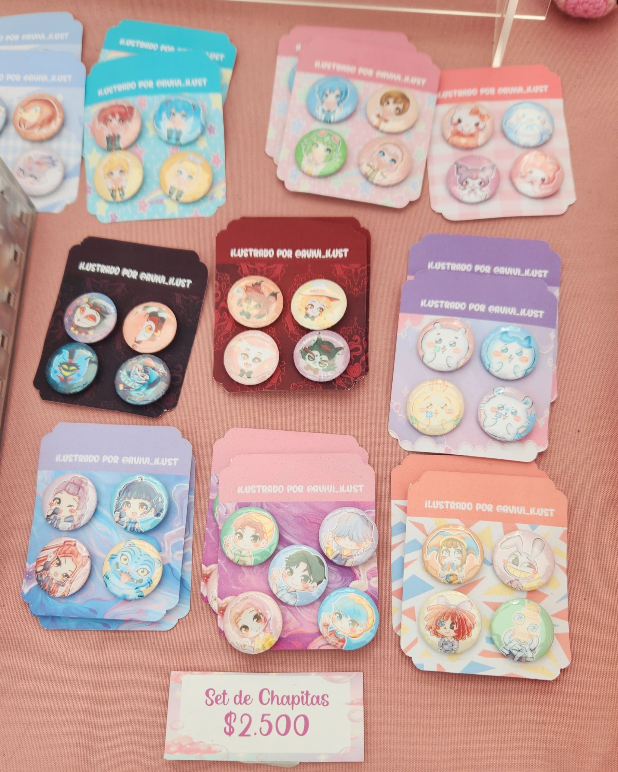 En esta foto se ven chapitas por la ilustradora Javiera. 