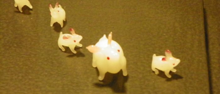 En la imagen se puede ver cinco figuras de cerditos de cerditos diminutos