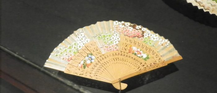 En la imagen se puede ver un abanico de mano en exhibición