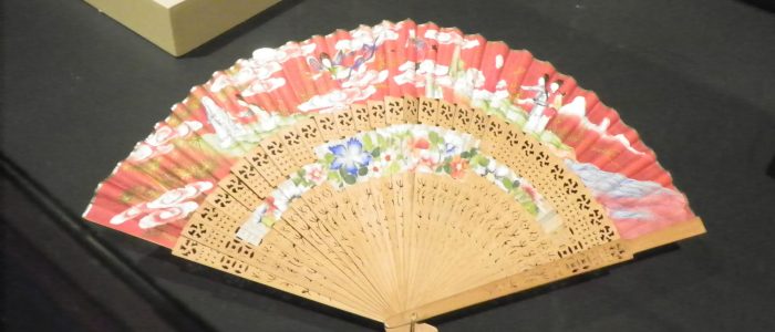 En la imagen se puede ver un abanico de mano en exhibición