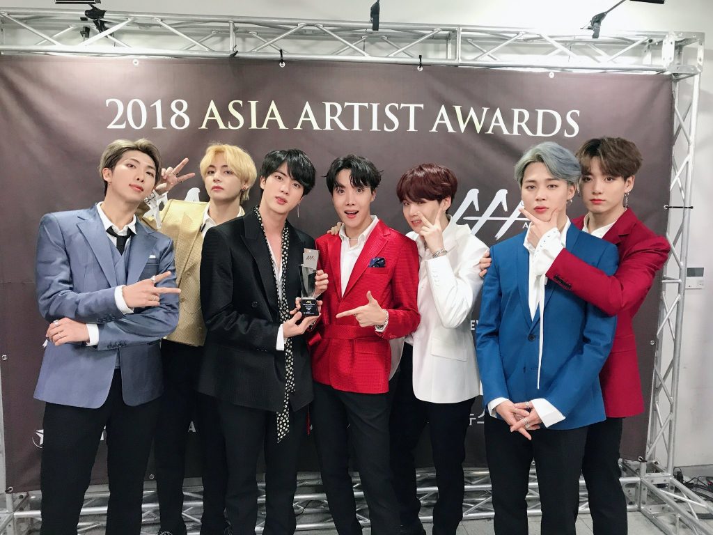 En la foto aparecen los siete miembros de la banda de k-pop llamada BTS