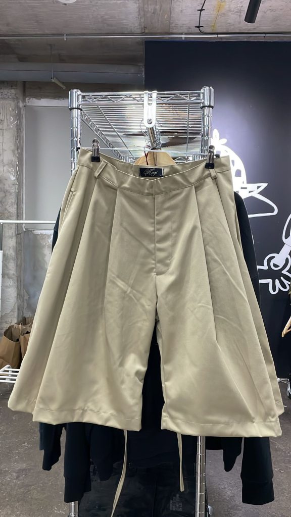 Jort Beige, prenda de gabardina con diseño minimalista y confección chilena, créditos a Martina Sandoval