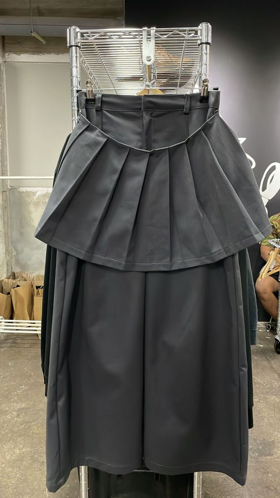 Pant Gris, pantalón con faldón lateral y diseño minimalista hecho en Chile, créditos a Martina Sandoval.