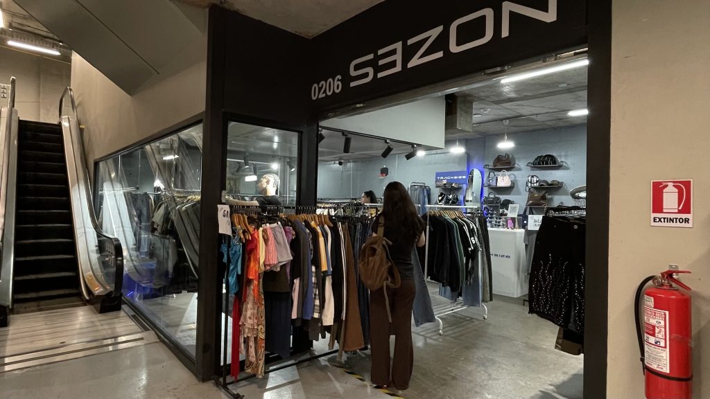 Local SEZON n°0206 donde se encuentra Kagi moda japandi, con prendas minimalistas y diseño asiático Créditos a Martina Sandoval.