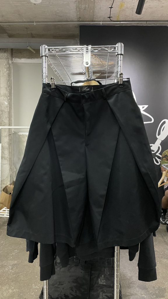 Jort Negro, prenda de gabardina con diseño minimalista y confección chilena, créditos a Martina Sandoval.