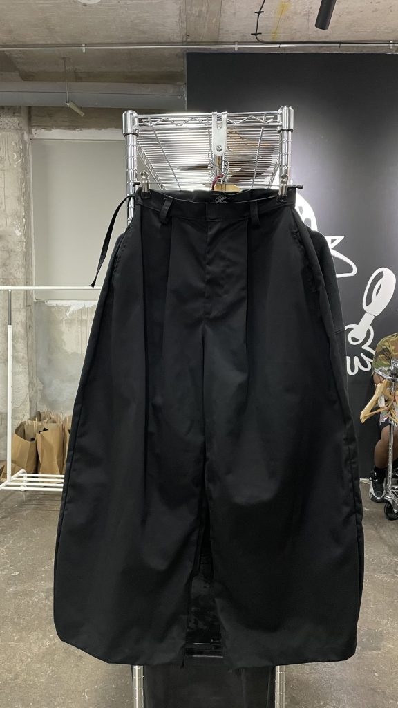 Pant negro de Kagi, material de gabardina con diseño minimalista y confección chilena, créditos a Martina Sandoval.