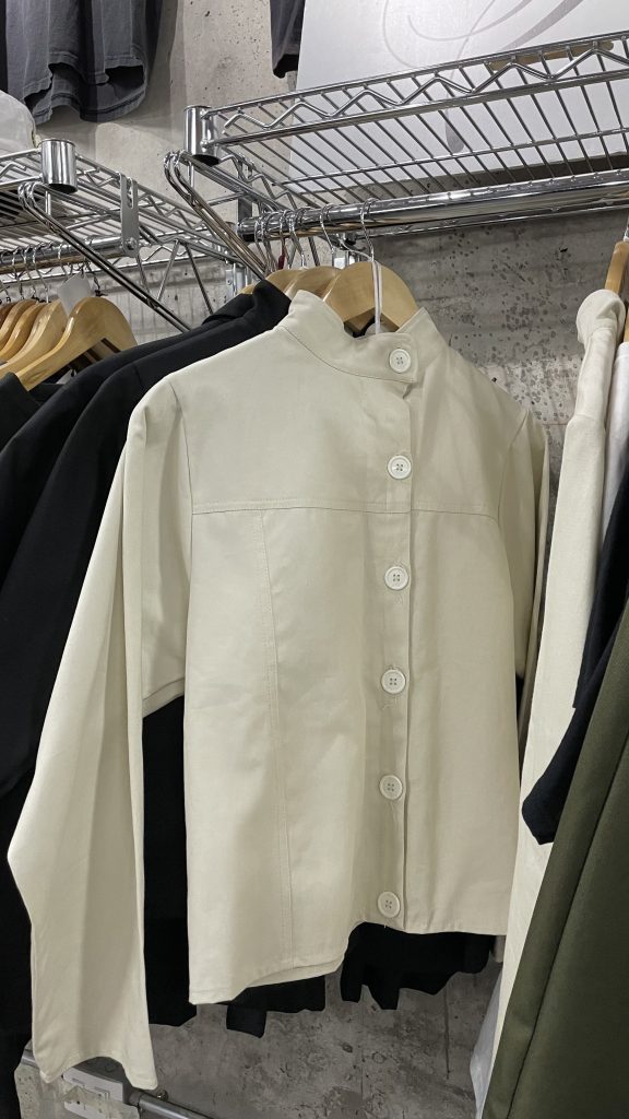 Camisa Beige de Kagi, material de gabardina con botones, estilo minimalista hecho en Chile, créditos a Martina Sandoval.