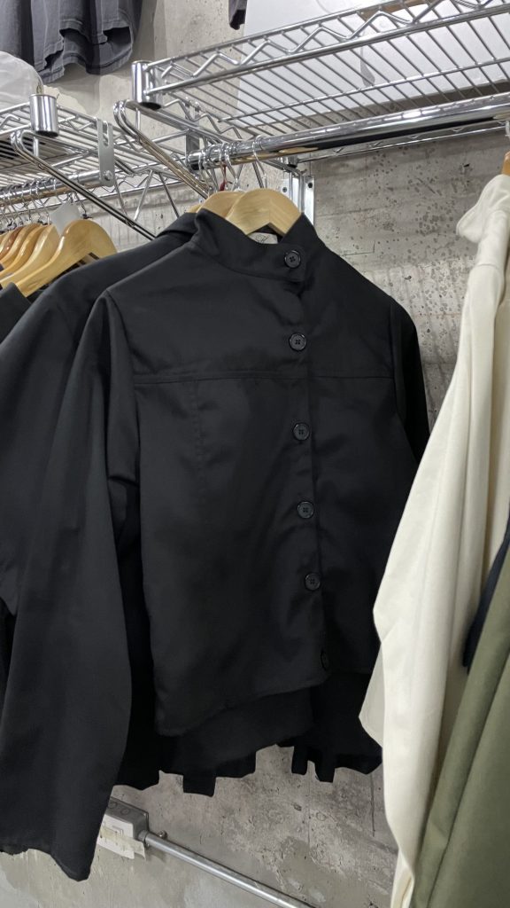 Camisa Negra, material de gabardina con botones, estilo minimalista hecho en Chile, créditos a Martina Sandoval.