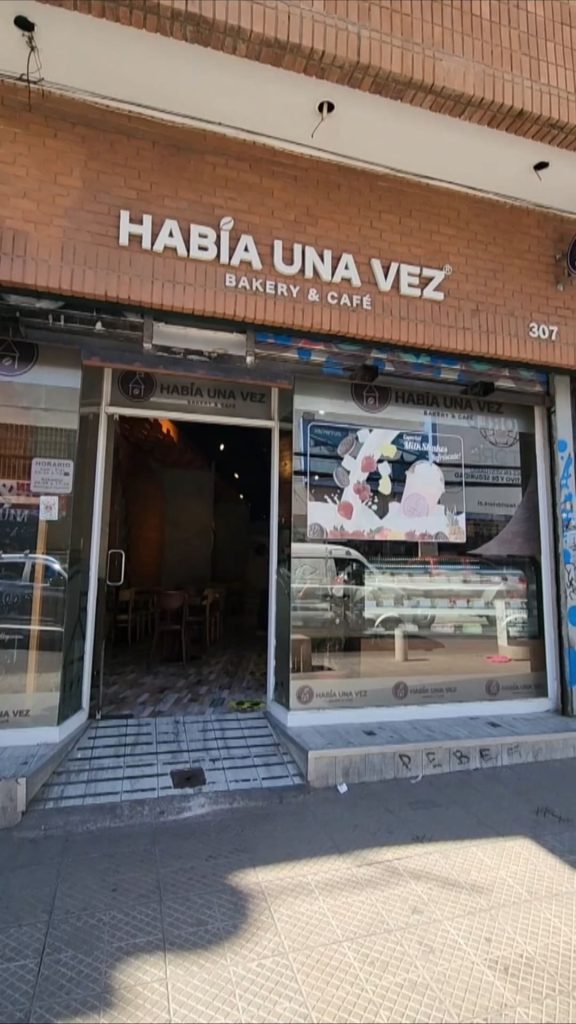 En esta foto se ve una de las entradas de las cafeterías. Esta es Había una vez. 