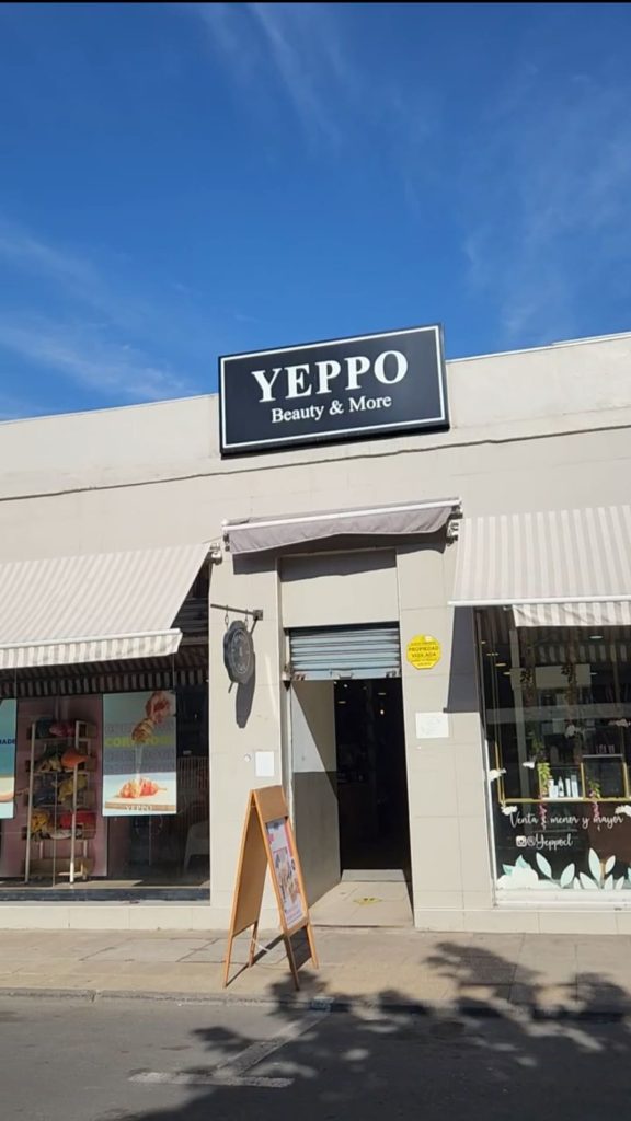 Esta es la segunda de las cafeterías. Se ve la entrada de Yeppo. 