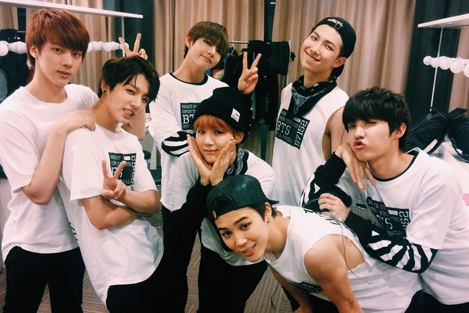 En la foto aparecen los siete miembros de la banda de k-pop llamada BTS