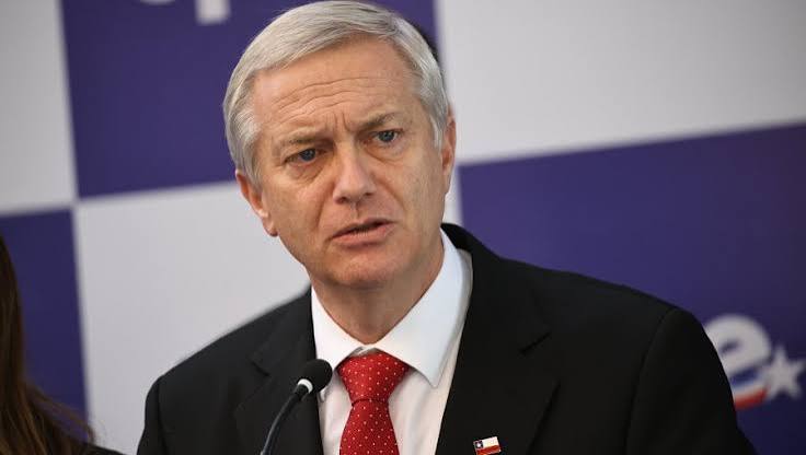 José Antonio Kast con cara de preocupación.