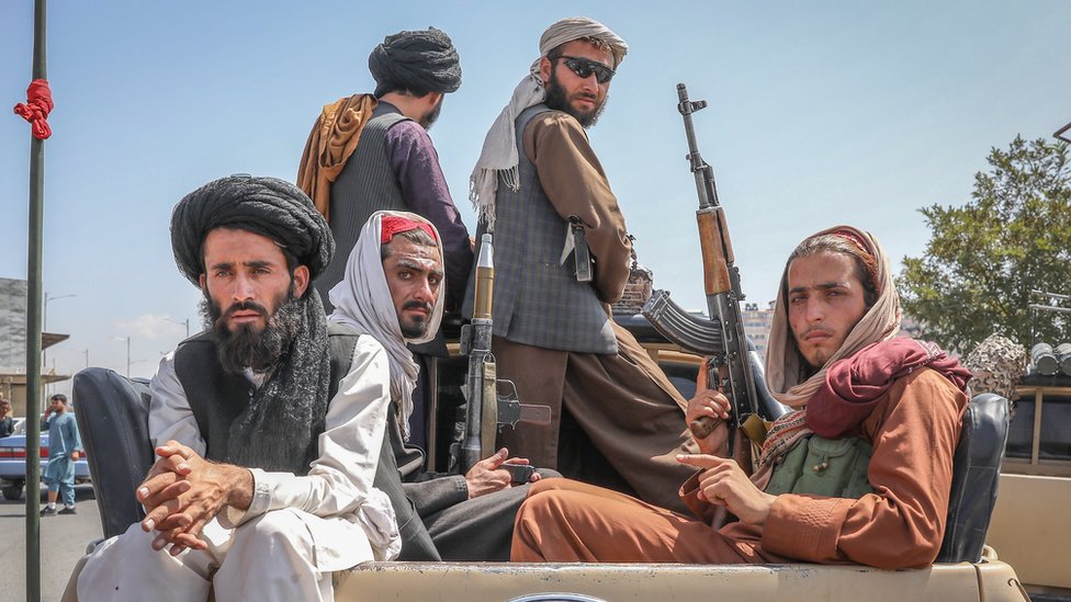 Grupo de talibanes armados.