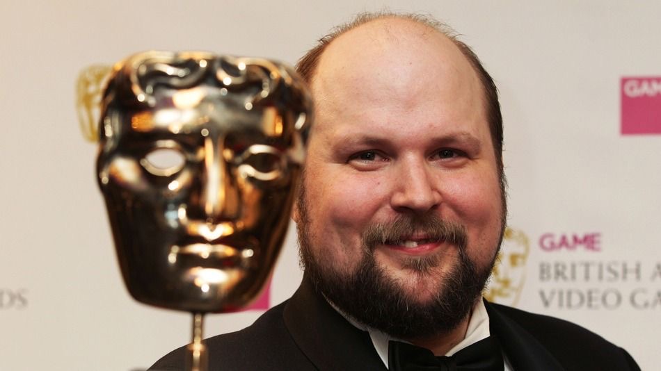 Notch, el creador de Minecraft, sosteniendo un premio Bafta