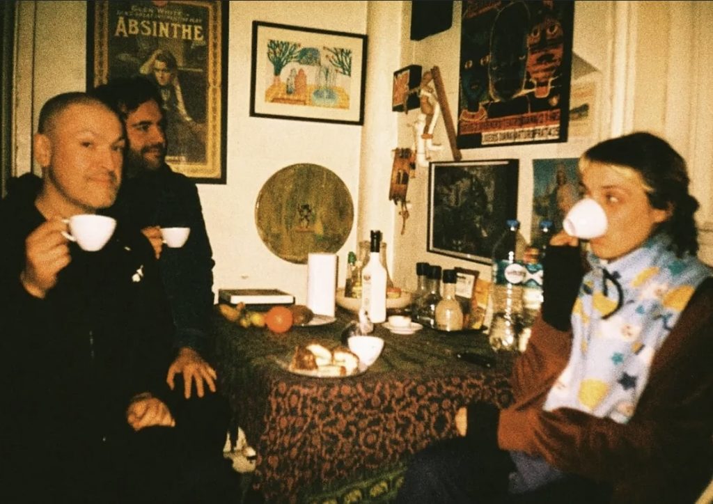 Banda “La Bebé” tomando café.