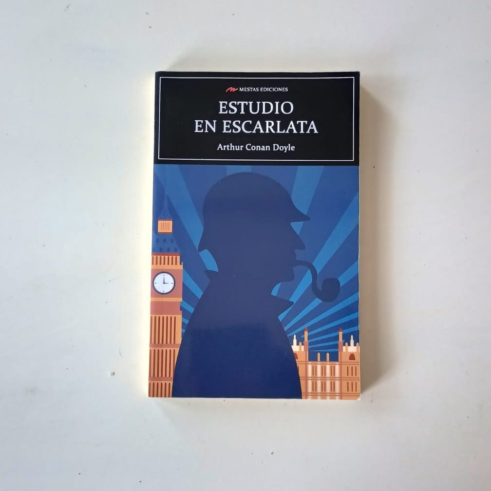 Libro: Estudio en escarlata, foto tomada por Lía Yáñez