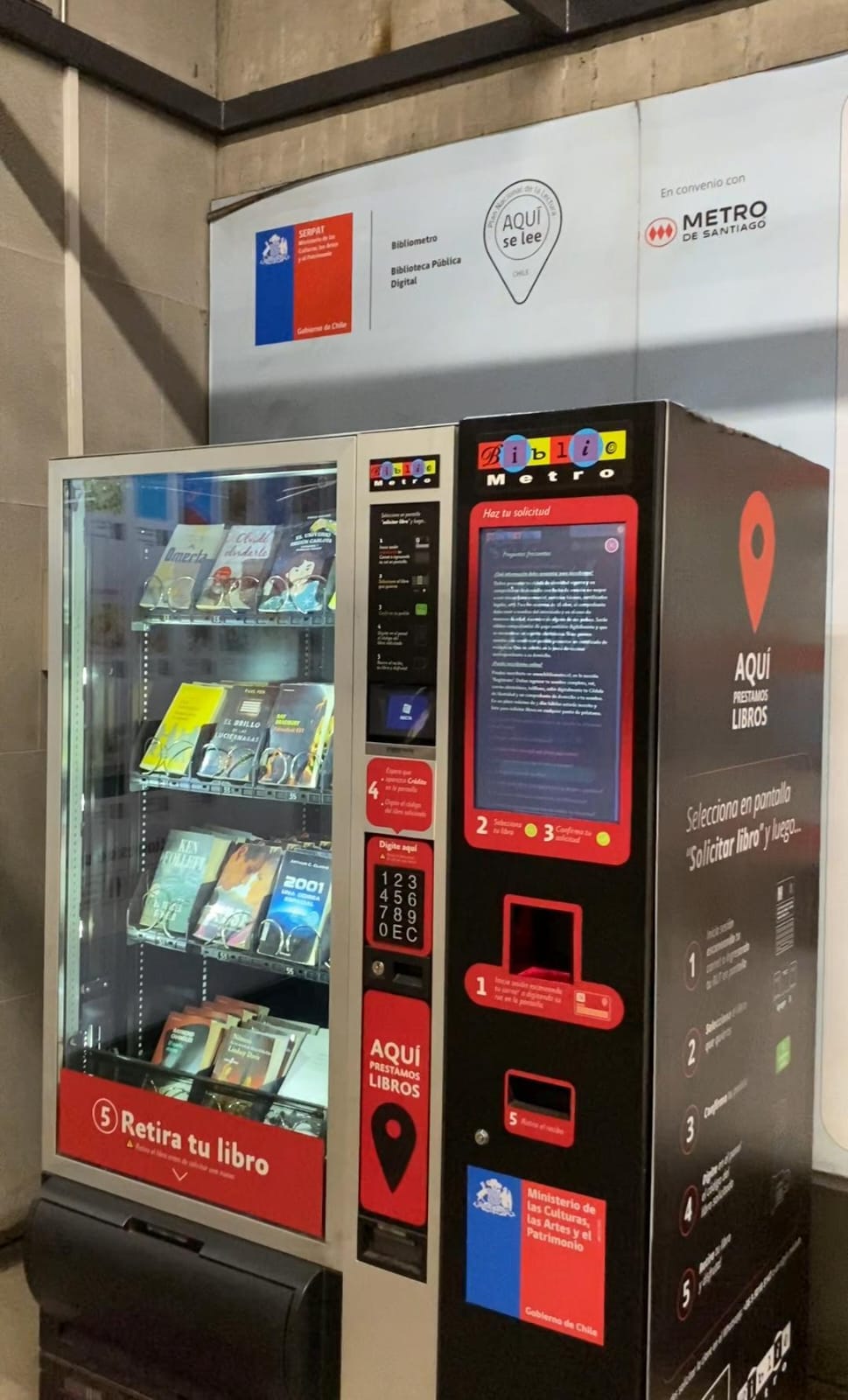 imagen de maquina expendedora de Bibliometro, tomada por Lía Yáñez