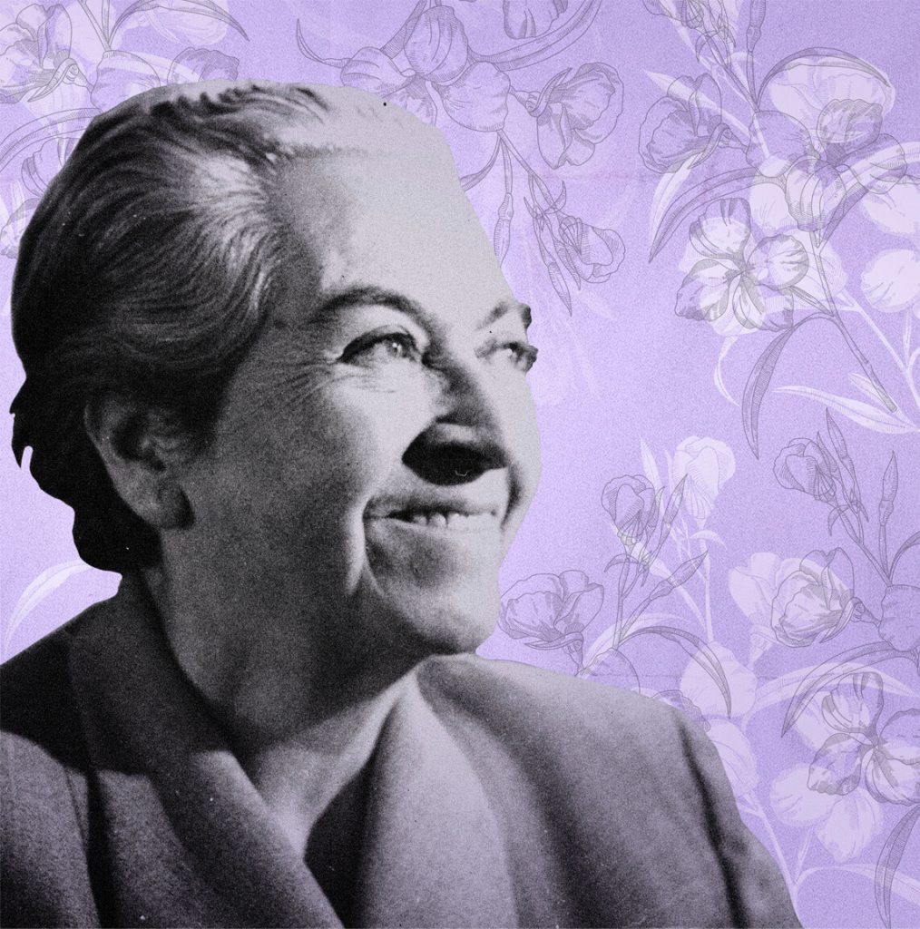 Una fotografía de Gabriela Mistral con un fondo lila con flores.