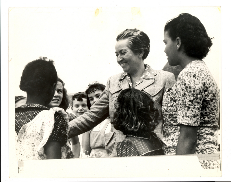 Fotografía antigua de Gabriela Mistral junto a niños en Río de Janeiro.