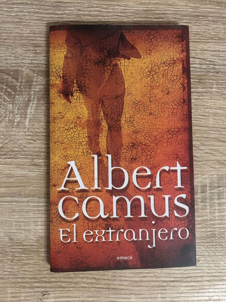 Portada de El Extranjero con la silueta de un hombre caminando en dirección opuesta a la portada.