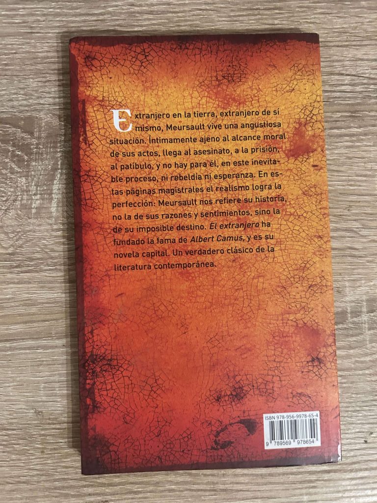 Contraportada del libro El Extranjero con una breve sinopsis del protagonista.