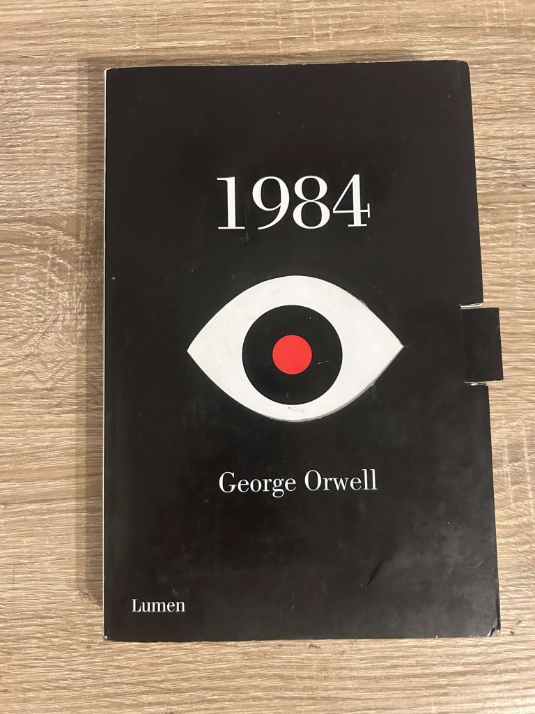 Portada de la novela 1984 de George Orwell por la editorial Lumen. Incluye un ojo interactivo.