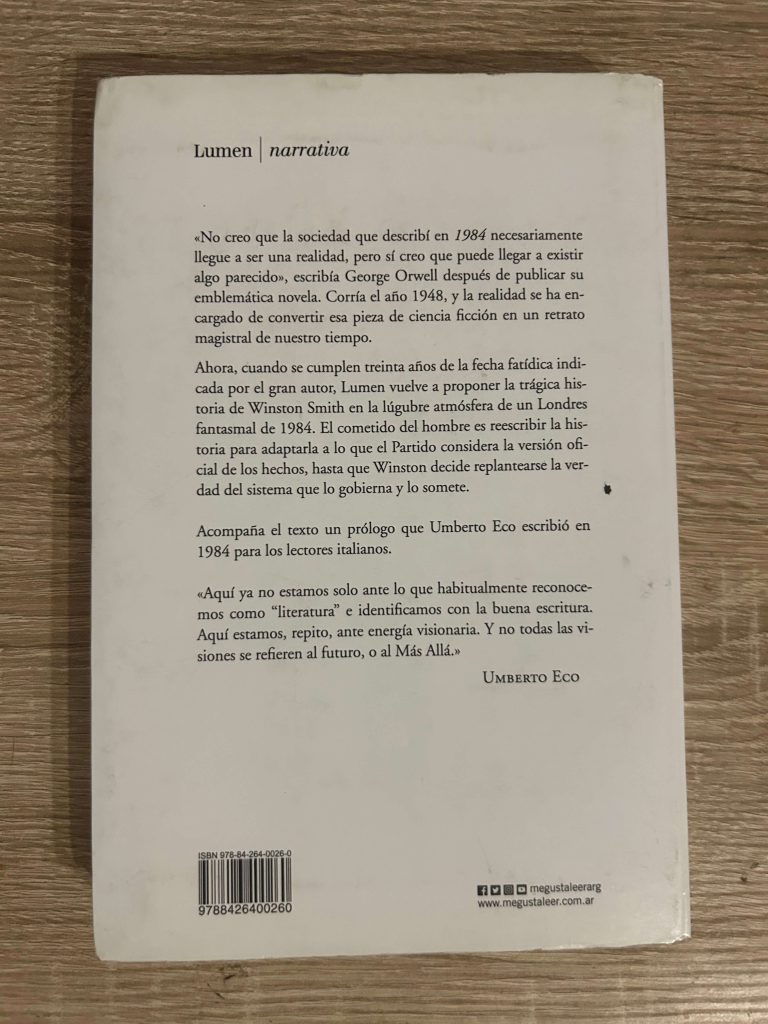 Contraportada de la novela 1984 con el contexto del libro junto a una cita del escritor y filósofo italiano Umberto Eco.