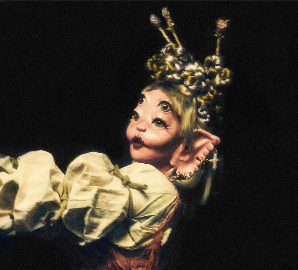 Melanie Martinez en caracterizando su personaje creado en PORTALS.