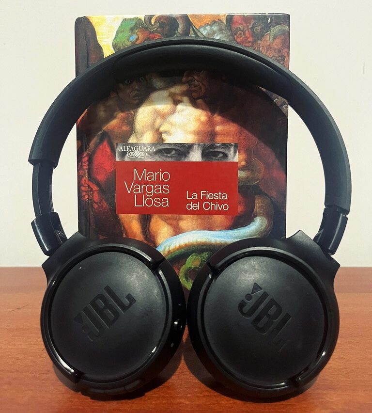 Cuando la música y la lectura se complementan: Vargas Llosa x Melanie Martinez