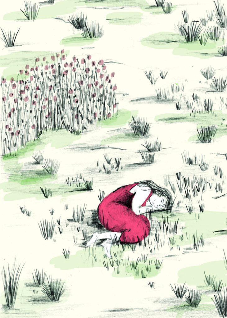 Una mujer acostada en un prado de un sutil verde, con maleza entremedio.