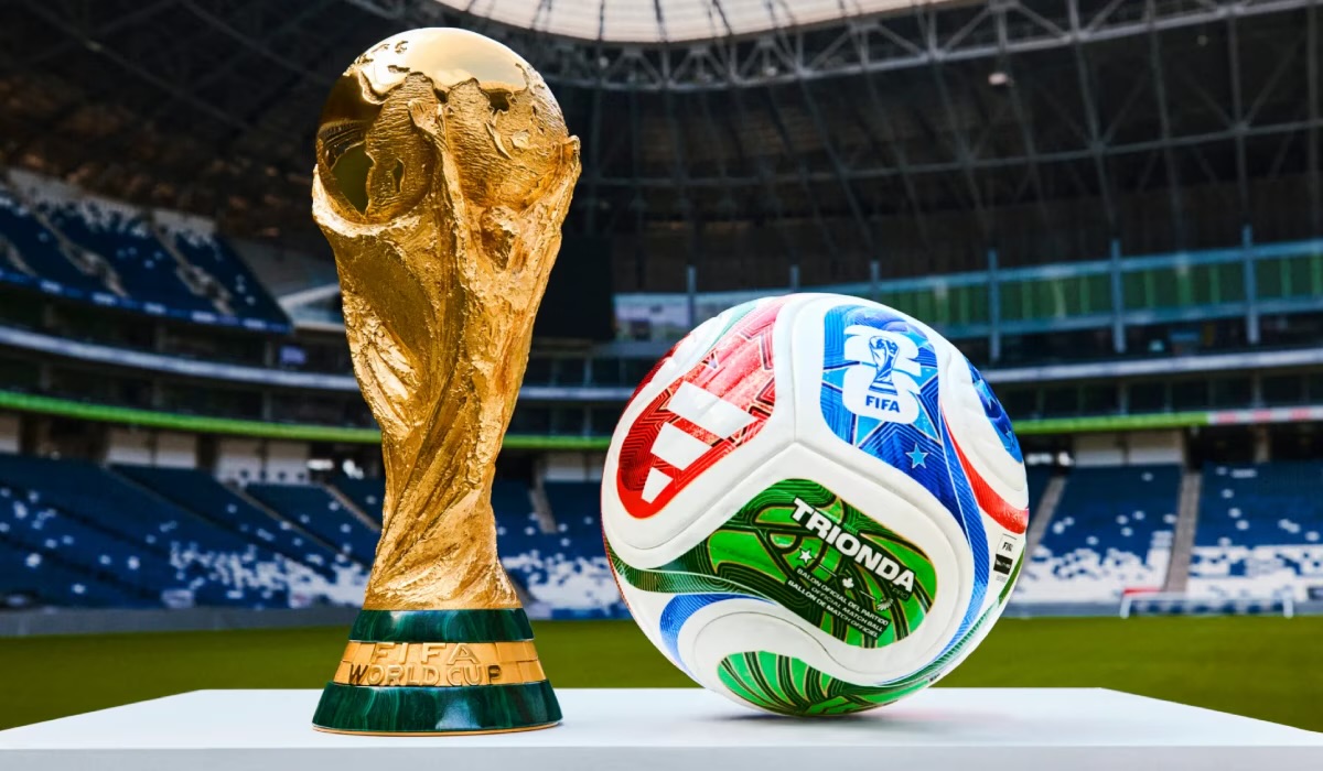 Trofeo de la Copa Mundial FIFA 2026 junto al balón oficial del torneo
