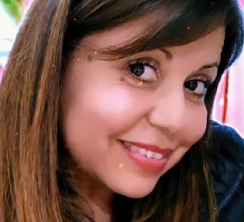 Se evidencia el rostro de la mujer