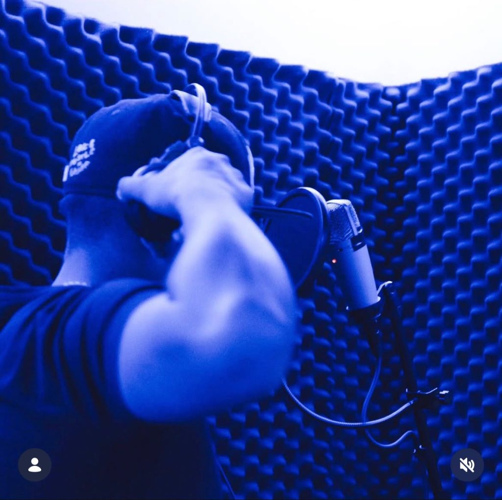 Se evidencia al  artista preparando su próxima canción.