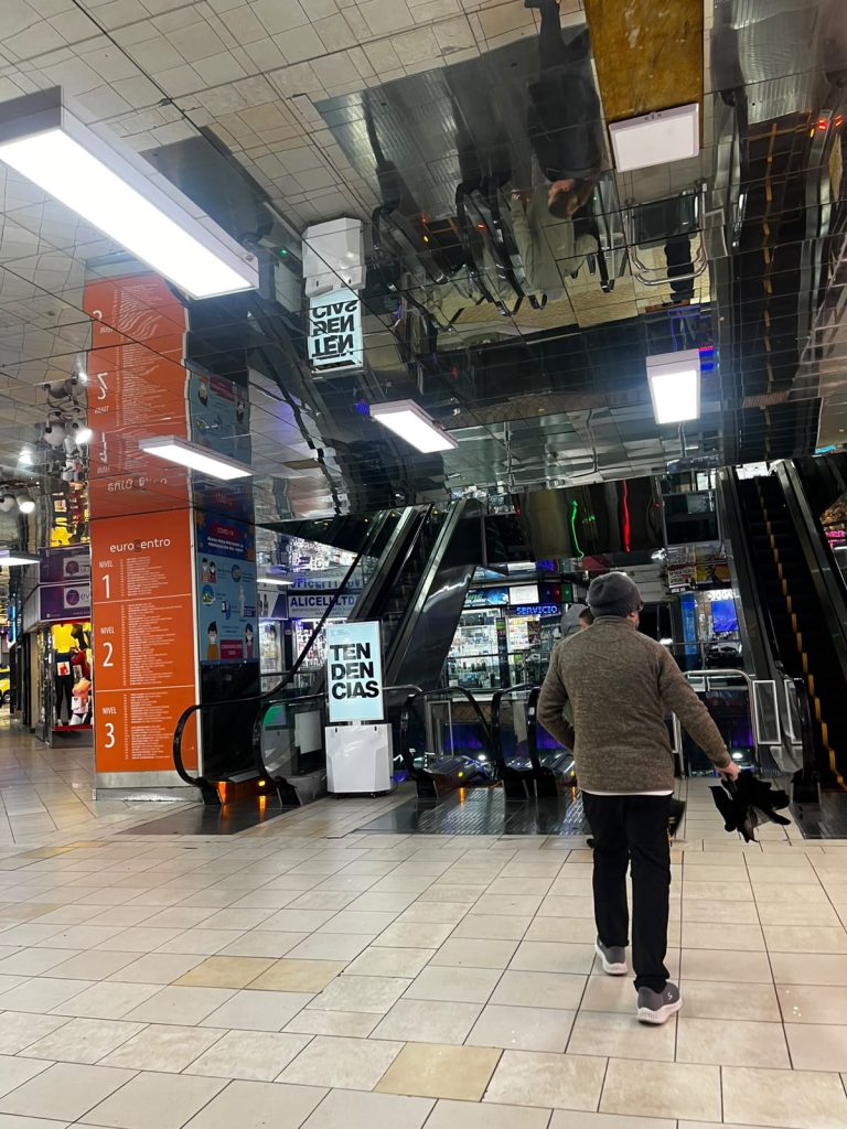 Interior de Eurocentro con tiendas y personas recorriendo el recinto