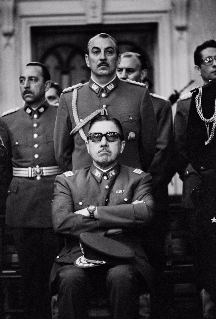 Icónica fotografía de Augusto Pinochet, está sentado de brazos cruzados, mirando desafiante hacia la cámara. La fotografía fue tomada por el fotógrafo de guerra y fotoperiodista neerlandés Chas Gerretsen el 18 de septiembre de 1973.