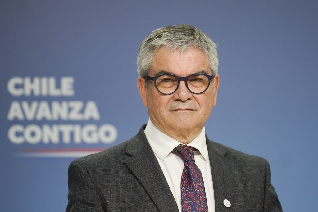 Mario Marcel durante una vocería mientras se desempeñaba como ministro de Hacienda. De fondo podemos leer el lema del gobierno anterior "Chile Avanza Contigo".