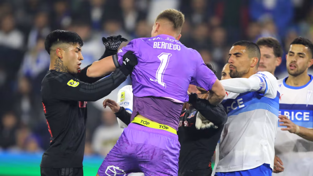 En la imagen se desarrolla un conflicto a golpes entre los jugadores de Colo-Colo, Diego Ulloa y Leandro Hernández, con Vicente Bernedo y Branco Ampuero de parte del cuadro universitario.