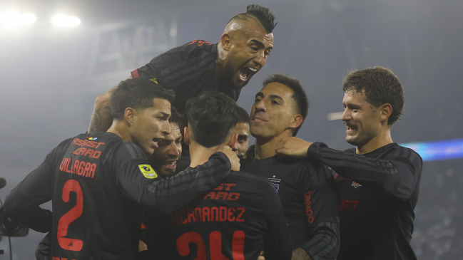 Los jugadores Arturo Vidal, Jonathan Villagra, Jeyson Rojas, Leandro Hernández, Joaquin Sosa y Alvaro Madrid celebrando el primer tanto del partido junto al autor Javier Correa.