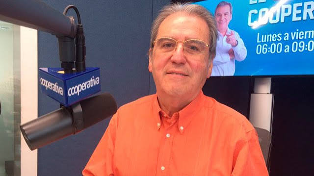 imagen de Sergio Campos junto a un micrófono de radio cooperativa