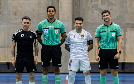 En esta imagen se ve los capitanes de ambos equipos junto a la terna arbitral.