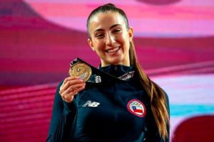 En esta imagen se ve a Valentina Toro con su medalla de oro en el mundial de Karate