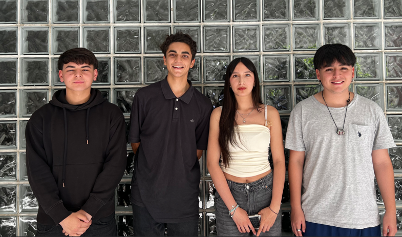 En esta imagen se ven los cuatro estudiantes quienes participan en el desarrollo de la página web.