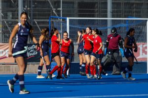 En esta imagen se ve a Las Diablas Junior disputando un partido amistoso antes de su participación en el Mundial.