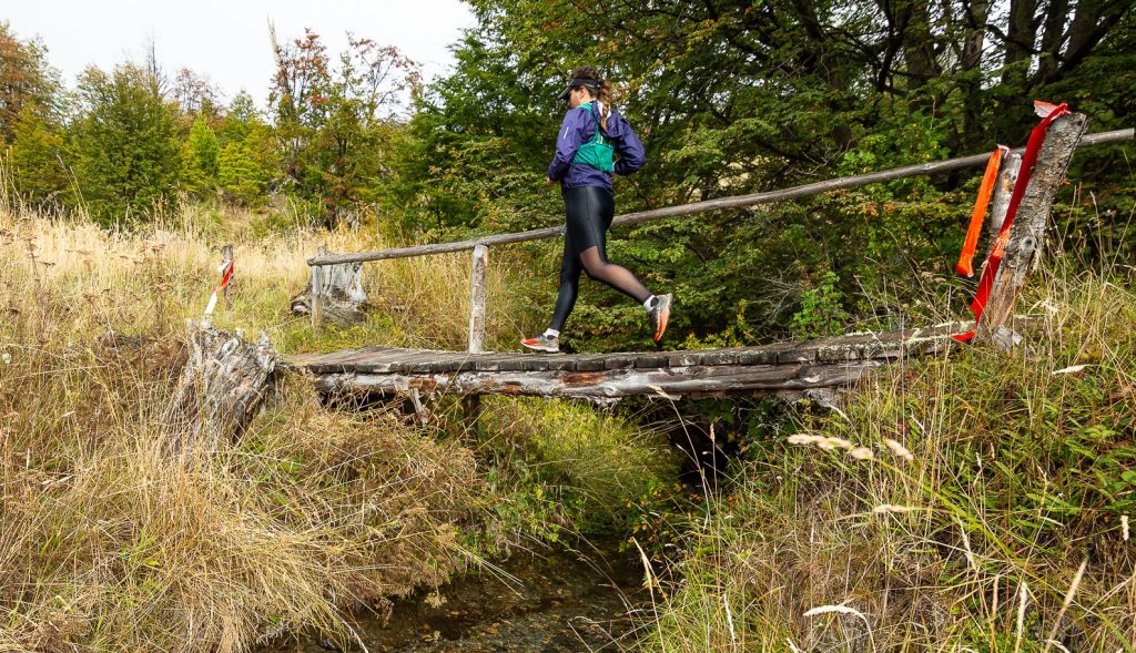 En esta imagen se encuentra una persona practicando el trail running.